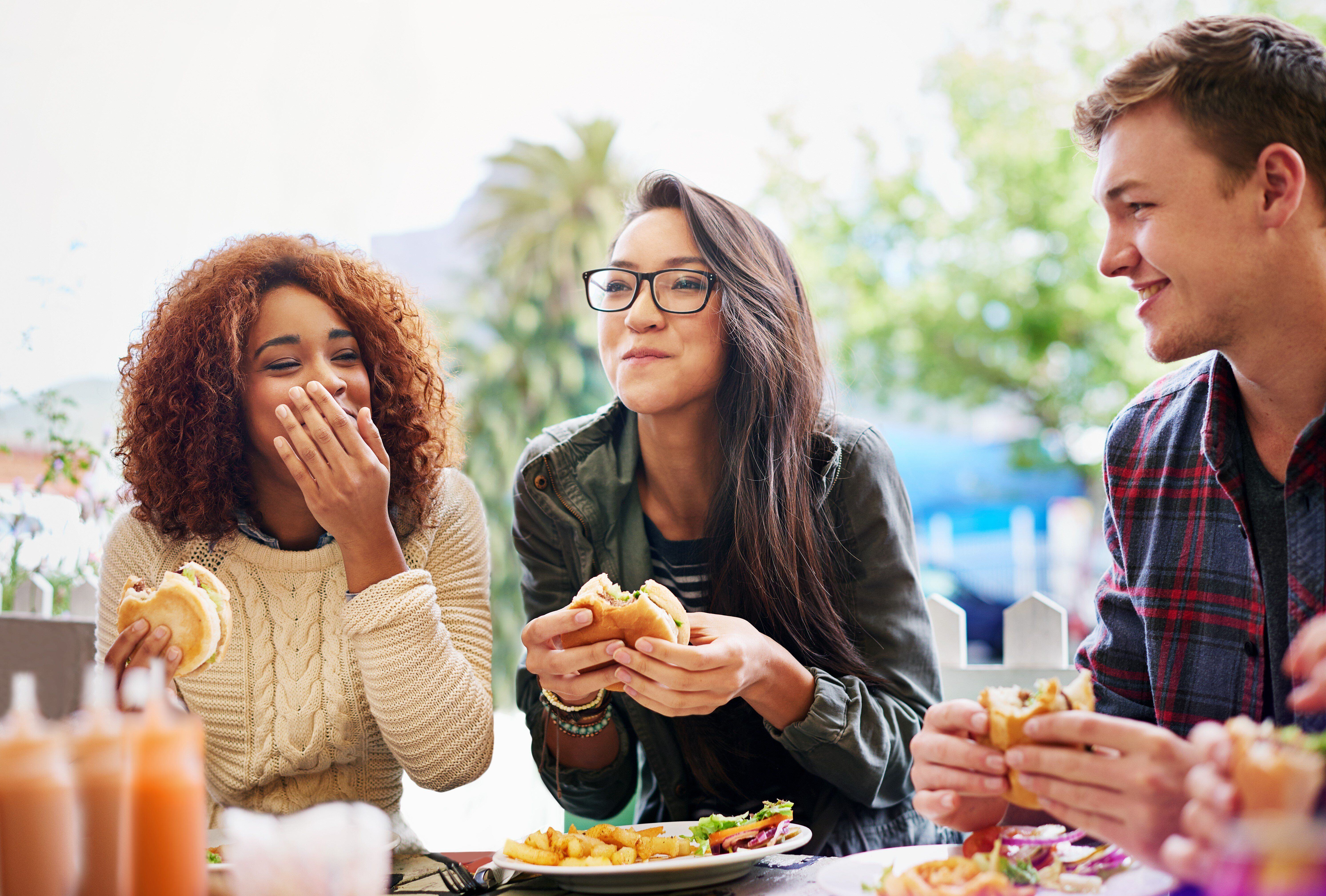 EYA_FD_Diverse Friends Eating Burgers RGB.tif